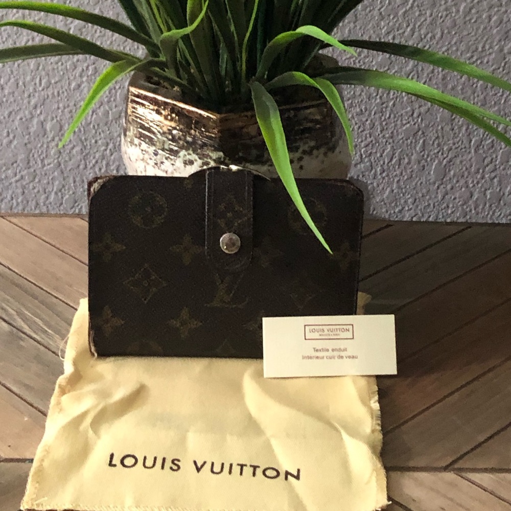 100% Authentic Vintage Louis Vuitton Wallet!